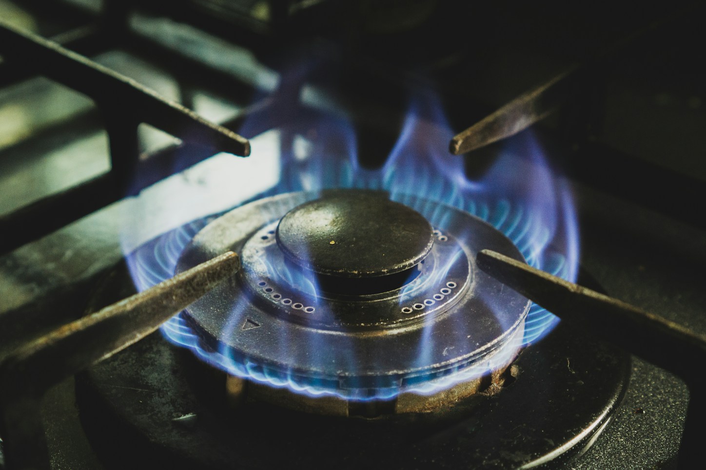Gas stove burner with an even blue flame